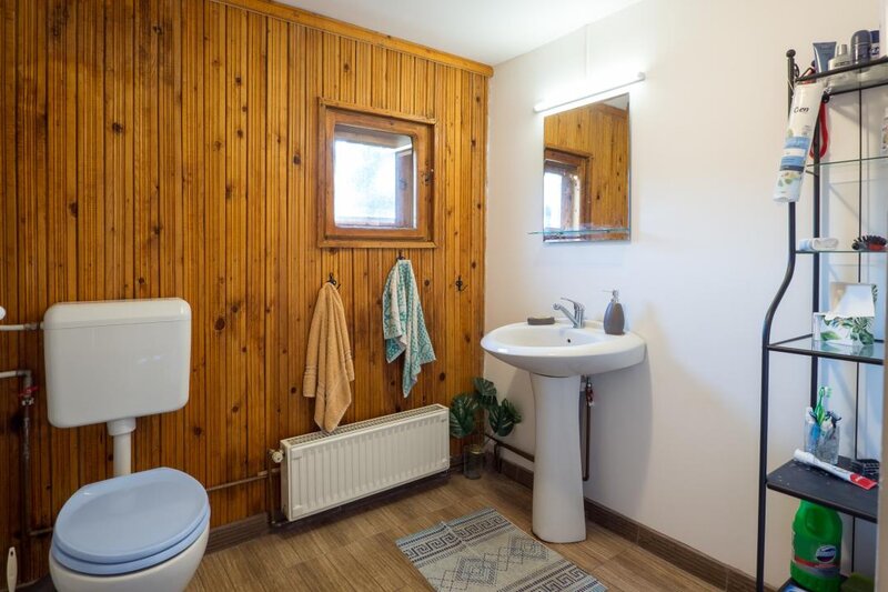 Fagetu, Prahova, vila 5 camere, posibil pensiune, livada, 160 mp utili, curte 850 mp.